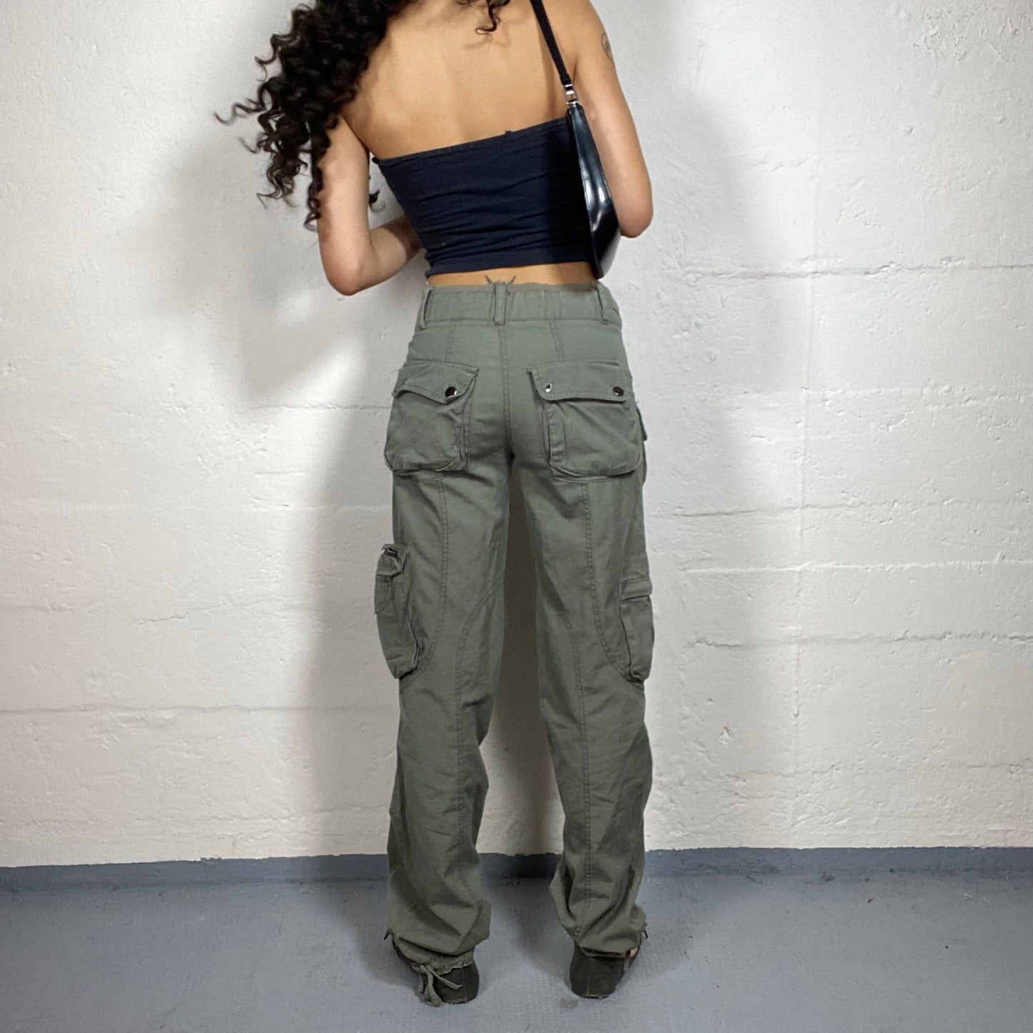 Vintage 2000's Skater Girl Khaki Straight Cut Cargo Pants with Multiple Pockets (L)