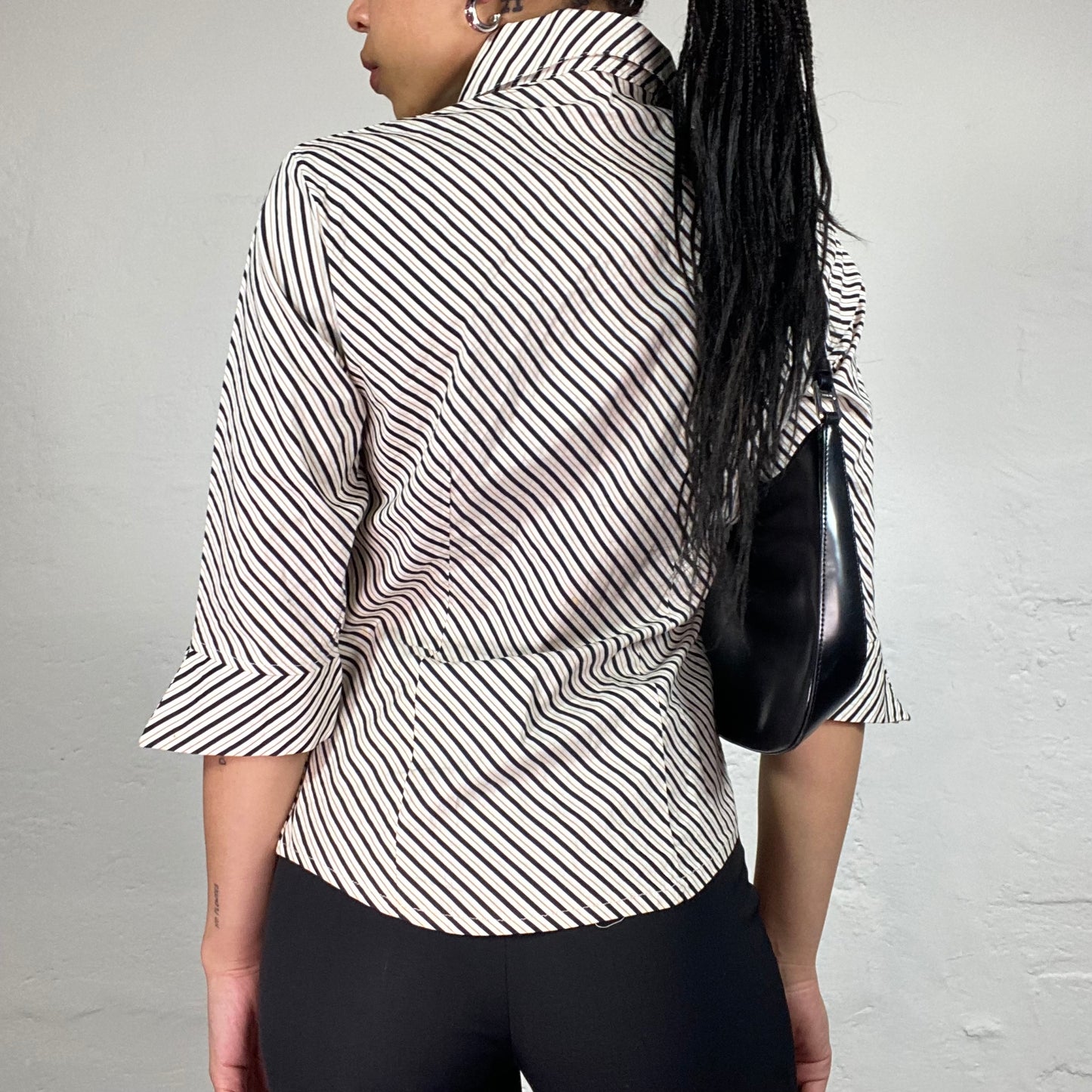 Vintage 2000's Office Girl White and Black Striped Zip Up Collared 2/4 Sleeve Shirt (XL)