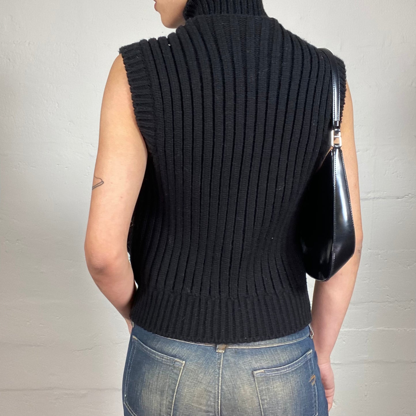 Vintage 2000's Sporty Puffer Zip Up Black Vest with Knitted Rubber Back (M)