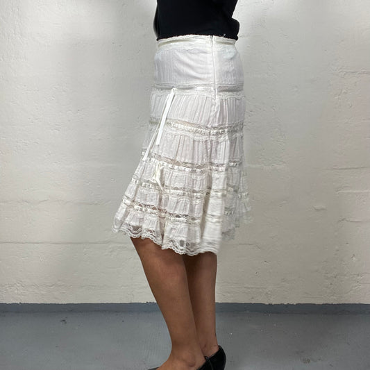 Vintage 2000's Coquette White Ruffled Knee Length Skirt with Lace Decorations (S)