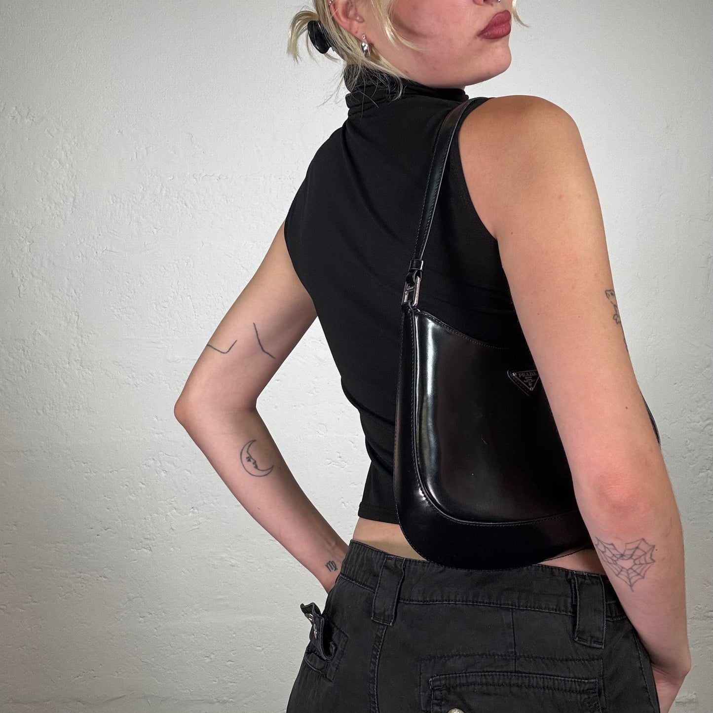 Vintage 2000's Downtown Girl Black Sleeveless Turleneck Top with Silver Lip Print (S)