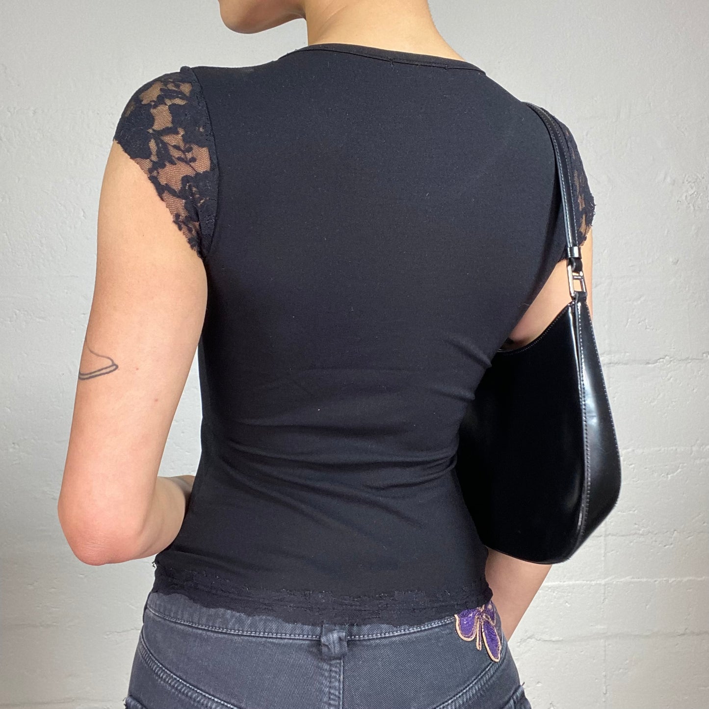 Vintage 2000's Grungy Black Printed Tee with Lace Micro Sleeves (S)