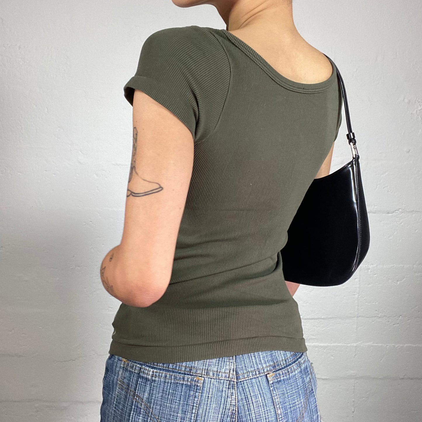 Vintage 2000's Casual Khaki Green Jersey Tee with White Abstract Print (L/XL)