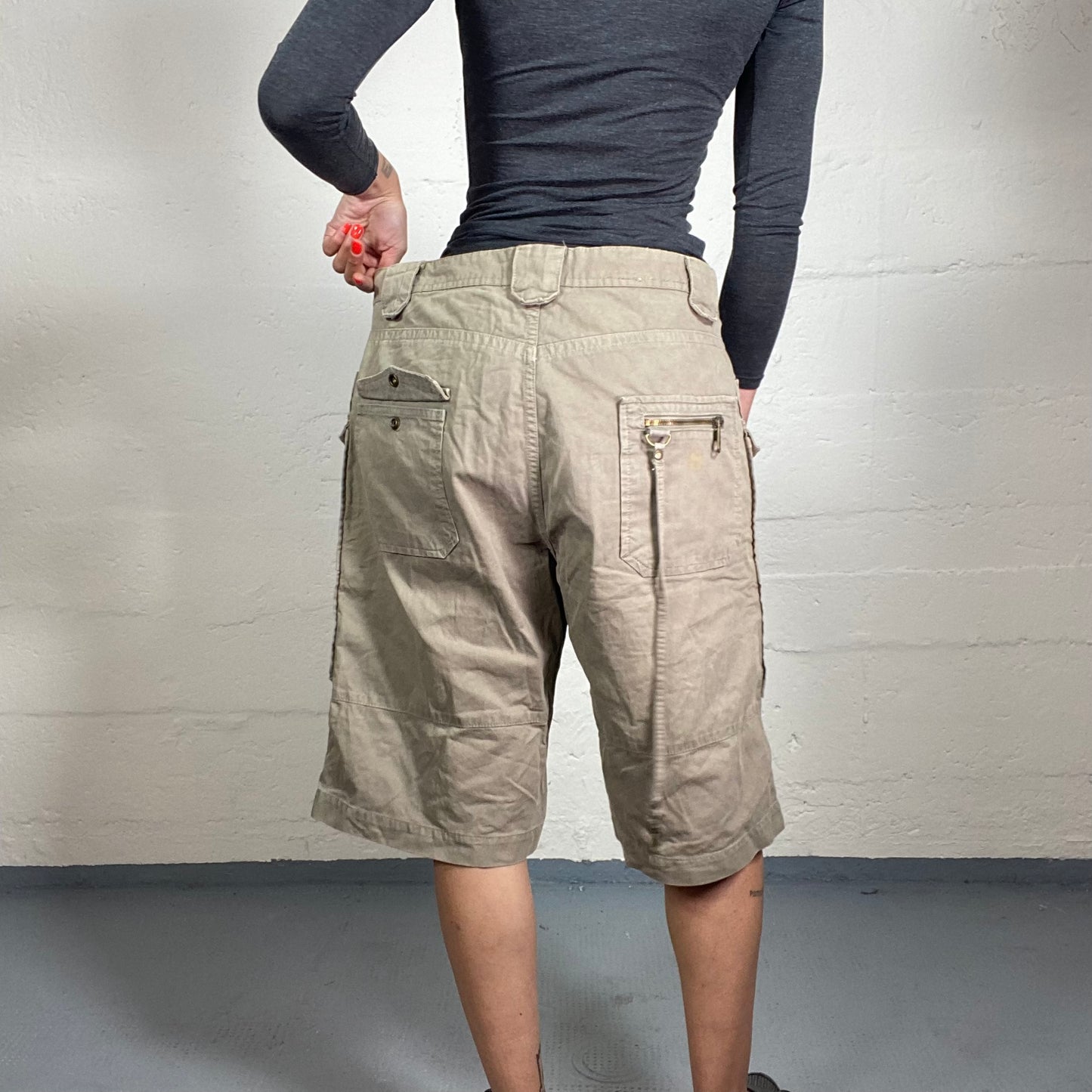 Vintage 2000's Streetstyle Beige Cargo Shorts with Multiple Pockets (M)