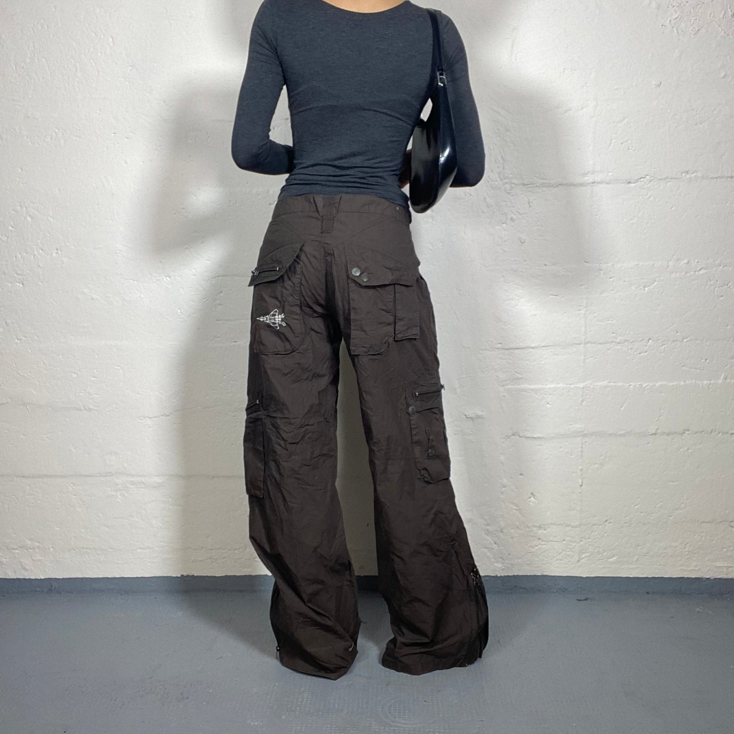 Vintage 2000's Hip-Hop Brown Baggy Cargo Pants with Multiple Pockets (M)