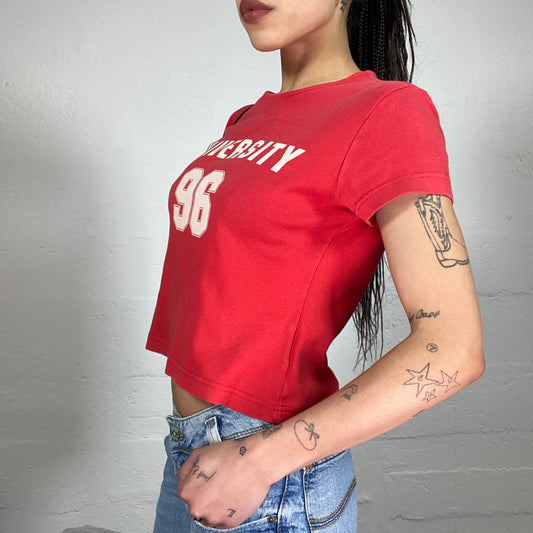 Vintage 2000’ Red University Style Cropped T-Shirt with White „University 96“ Print (S)