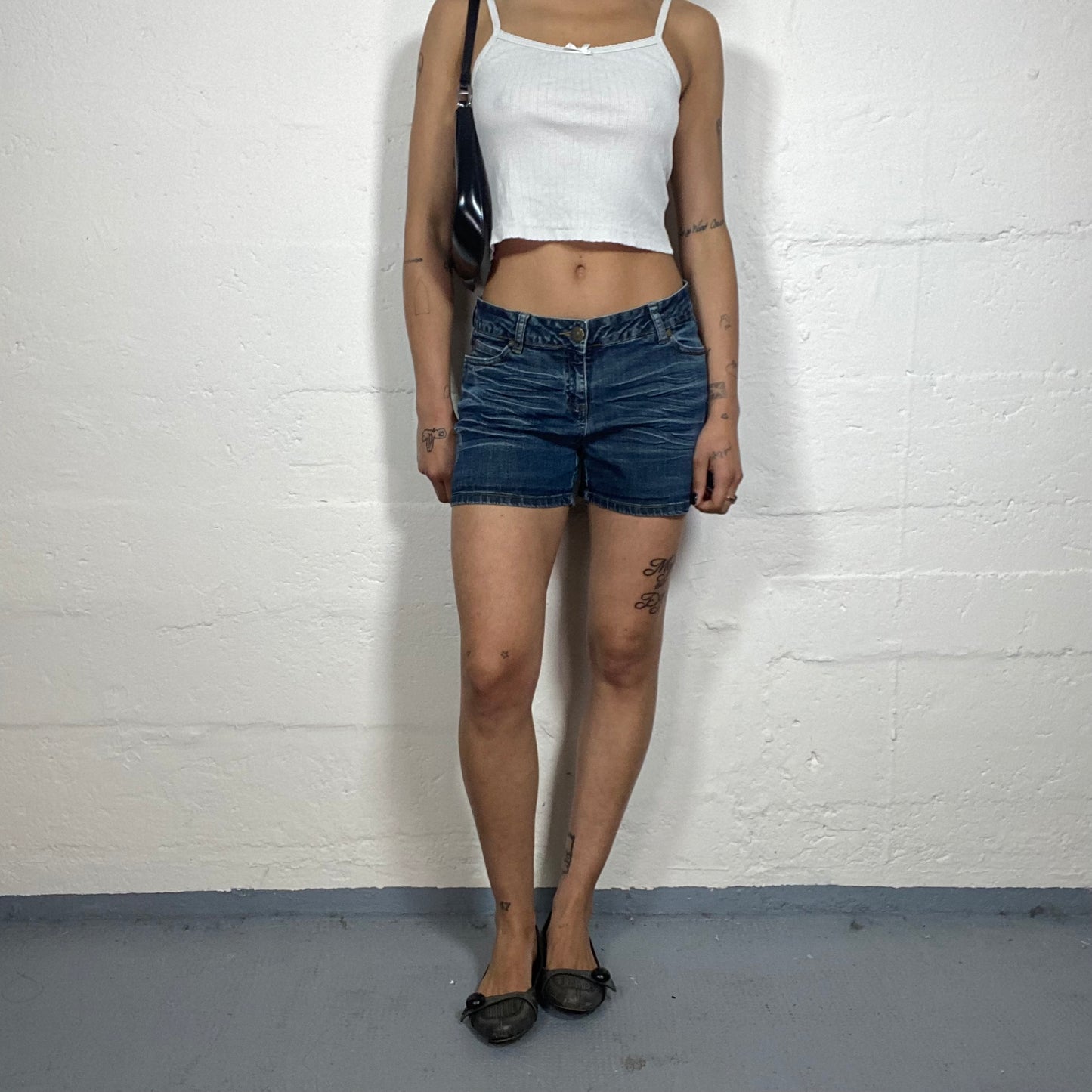 Vintage 2000's Downtown Girl Classic Blue Denim Middle Waist Shorts (S)