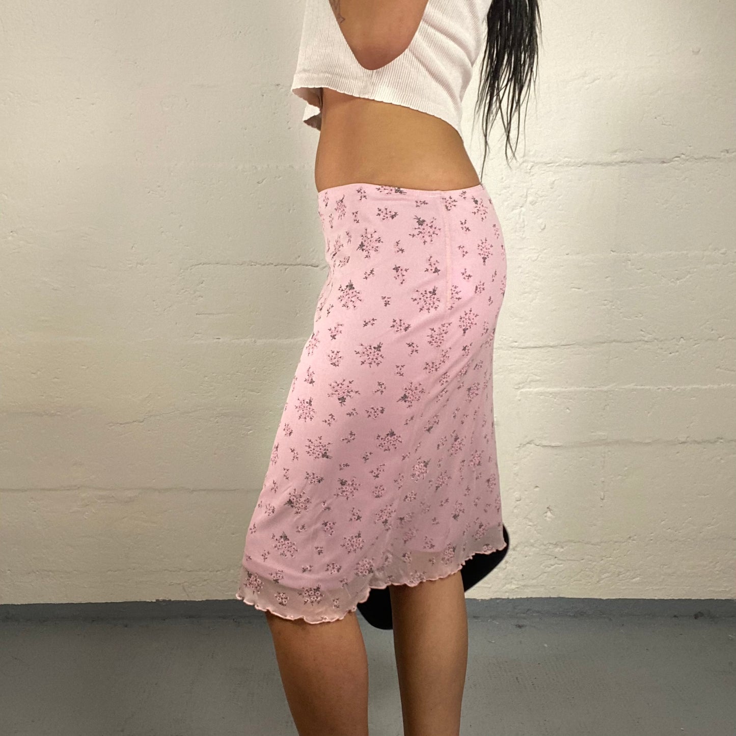 Vintage 2000's Soft Girl Baby Pink Chiffon Knee Length Minimalistic Floral Print Skirt (M)