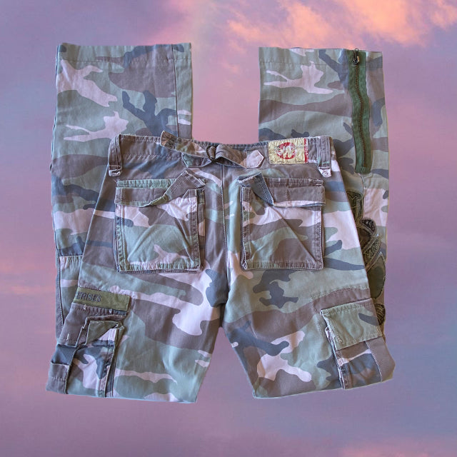Vintage 90's Low Waist Camo Baggy Cargo Pants (34 EU / 6 UK / 2 US)