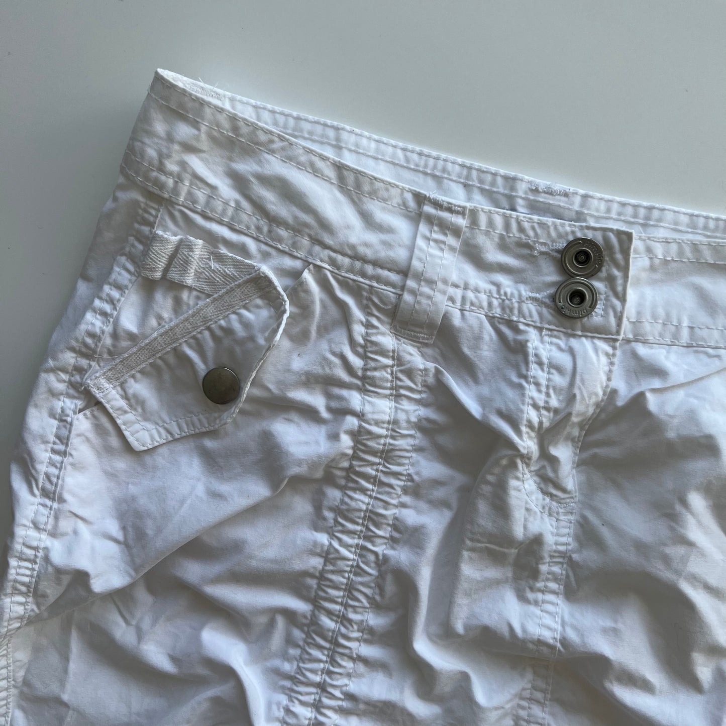 Vintage 90's Techwear White Cargo Midi Skirt with Drawstring Detail (36 EU / UK 8 / US 4)