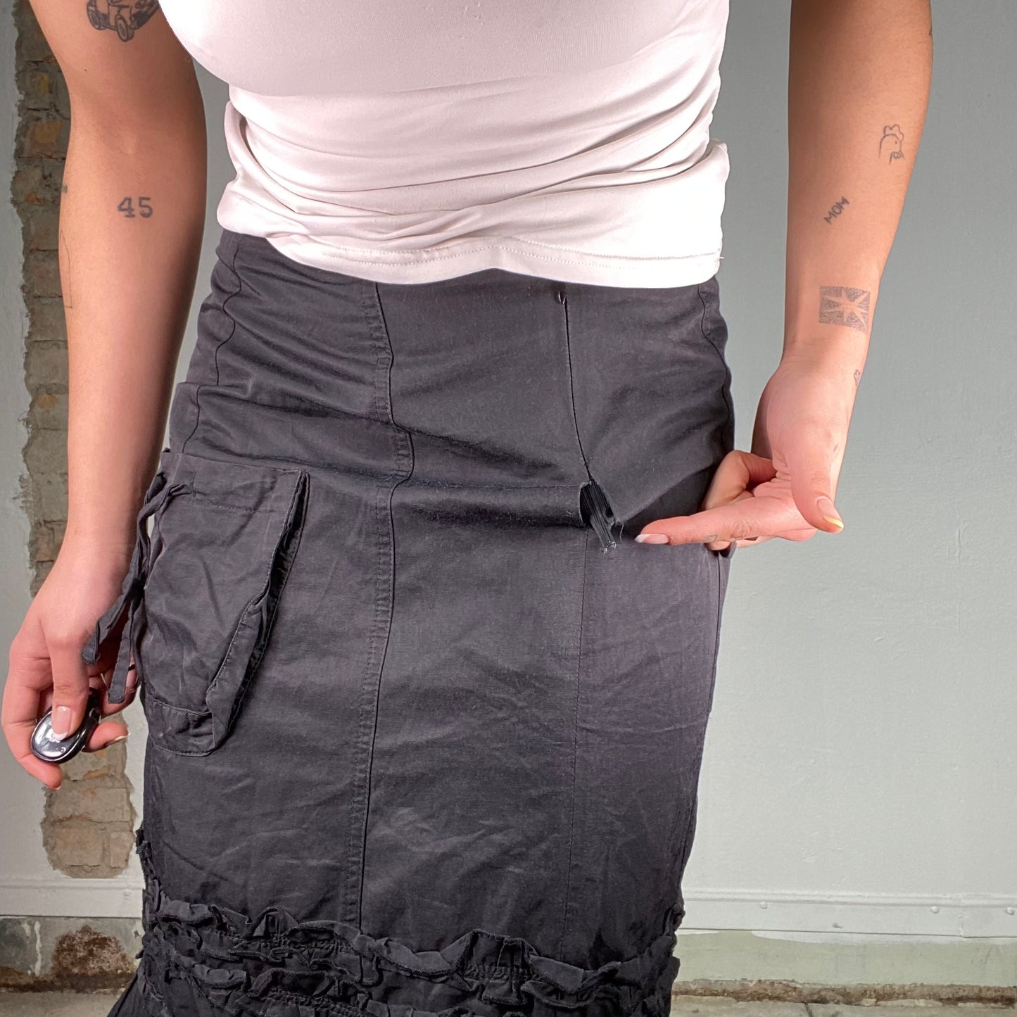 Vintage 2000's Grunge Black Midi Cargo Skirt with Ruffles (XS/S)