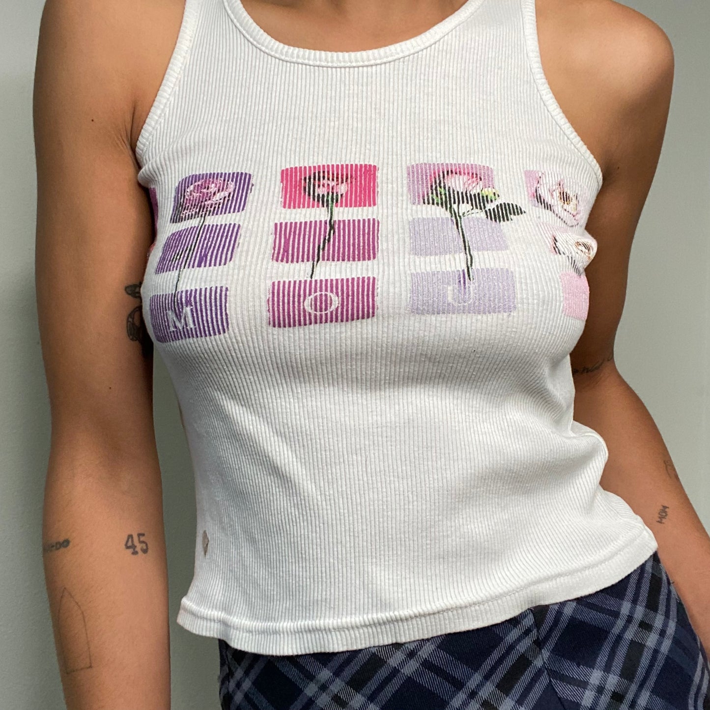 Vintage 2000's Skater White Ribbed Tank Top with 'Amor' and Roses Print (S)