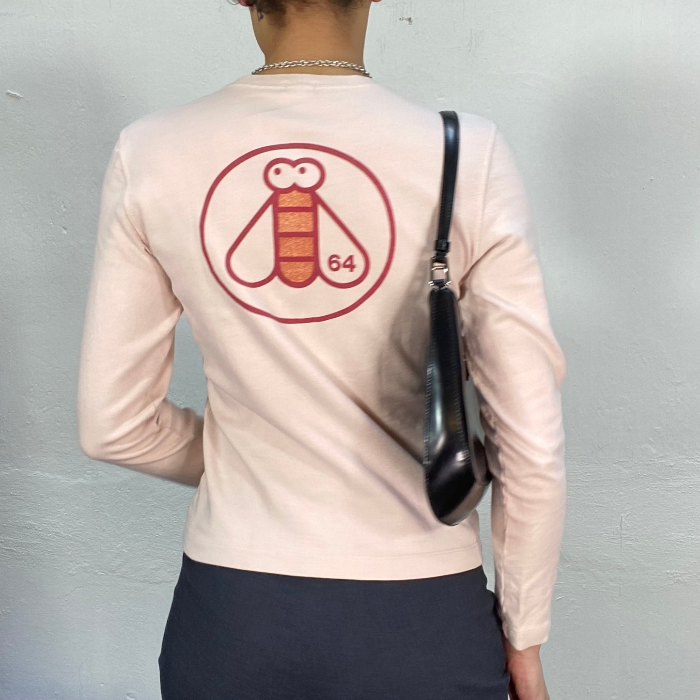 Vintage 2000's Sporty Creme Light Sweater with '64' and Bee Print (M/L)