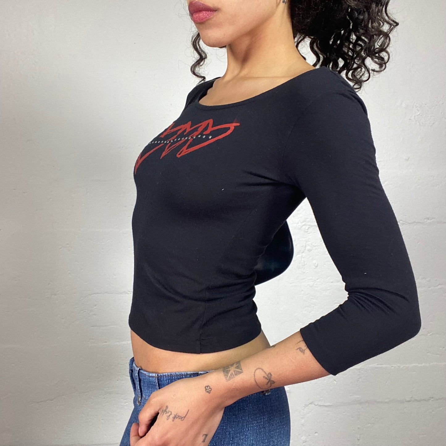 Vintage 2000's Casual Black Slim Fit 3/4 Sleeve Boat Neck Top with Red Hearts Print and Metal Details Arrow Embroidery (S)