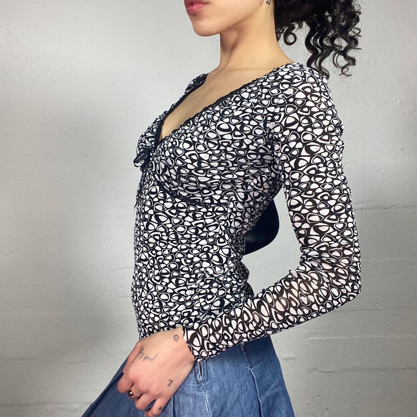 Vintage 2000's Coquette Black and White Printed Longsleeve V-Neck Top with Black Lace Trim (S/M)