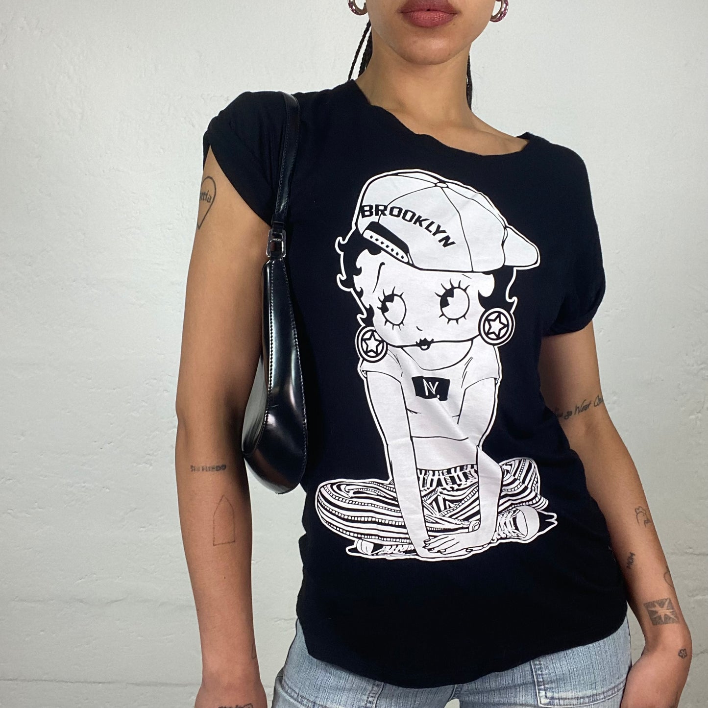Vintage 2000’s Downtown Girl Hip Hop Black One Shoulder T-Shirt with Monotoned Betty Boop Print (S)