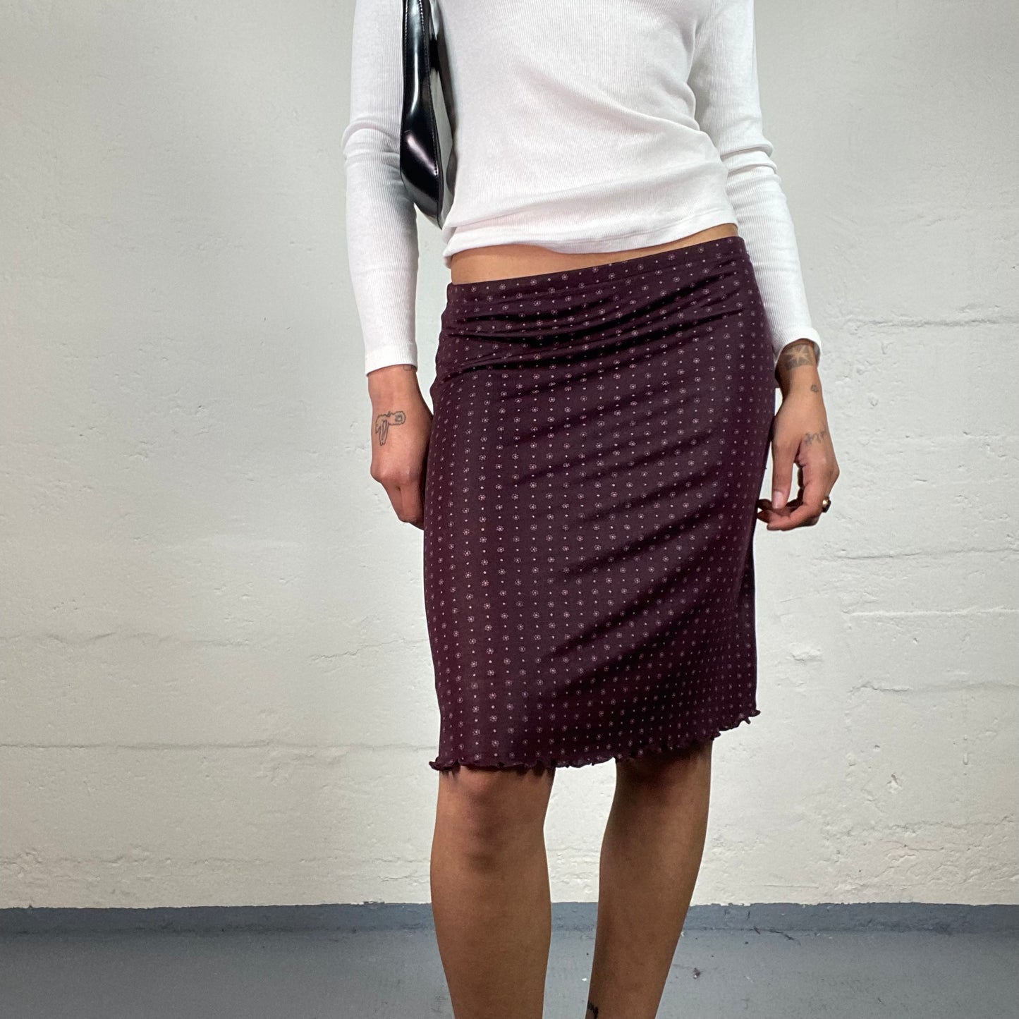 Vintage 2000's Boho Girl Burgundy Light Knee Length Low Waisted Skirt with Mini Floral Print (M)