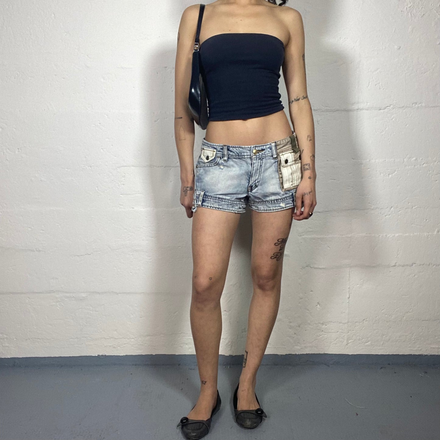 Vintage 2000's Downtown Girl Summer Light Washed Denim Mini Shorts with Multiple Pockets (M/L)