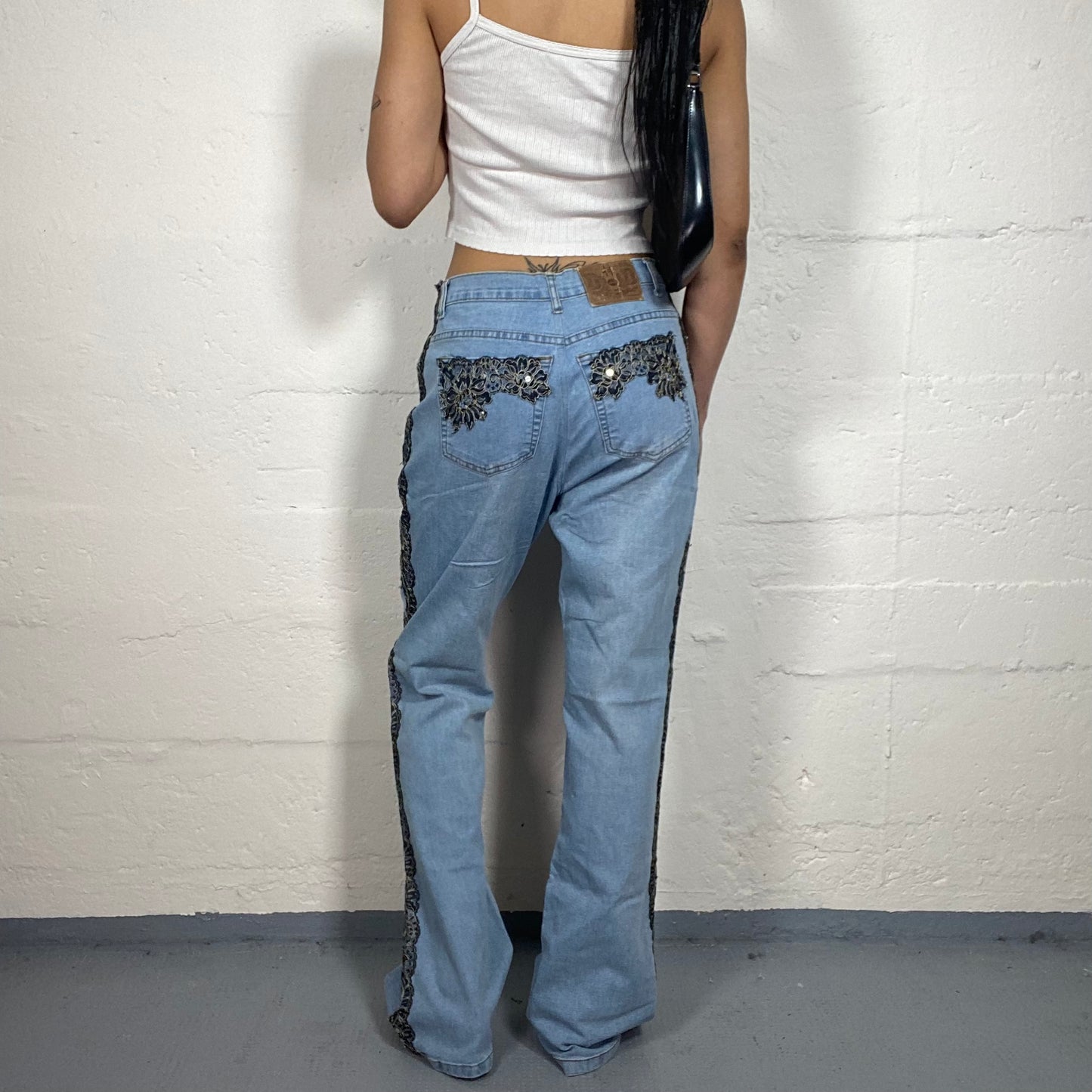 Vintage 2000's Casual Boho Light Blue Straight Cut Jeans with Floral Shiny Embroidery (M)