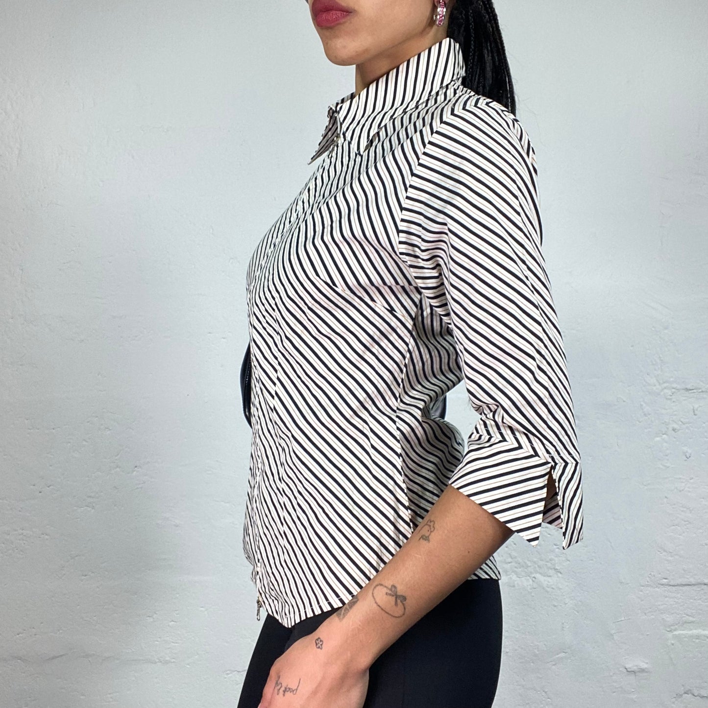 Vintage 2000's Office Girl White and Black Striped Zip Up Collared 2/4 Sleeve Shirt (XL)