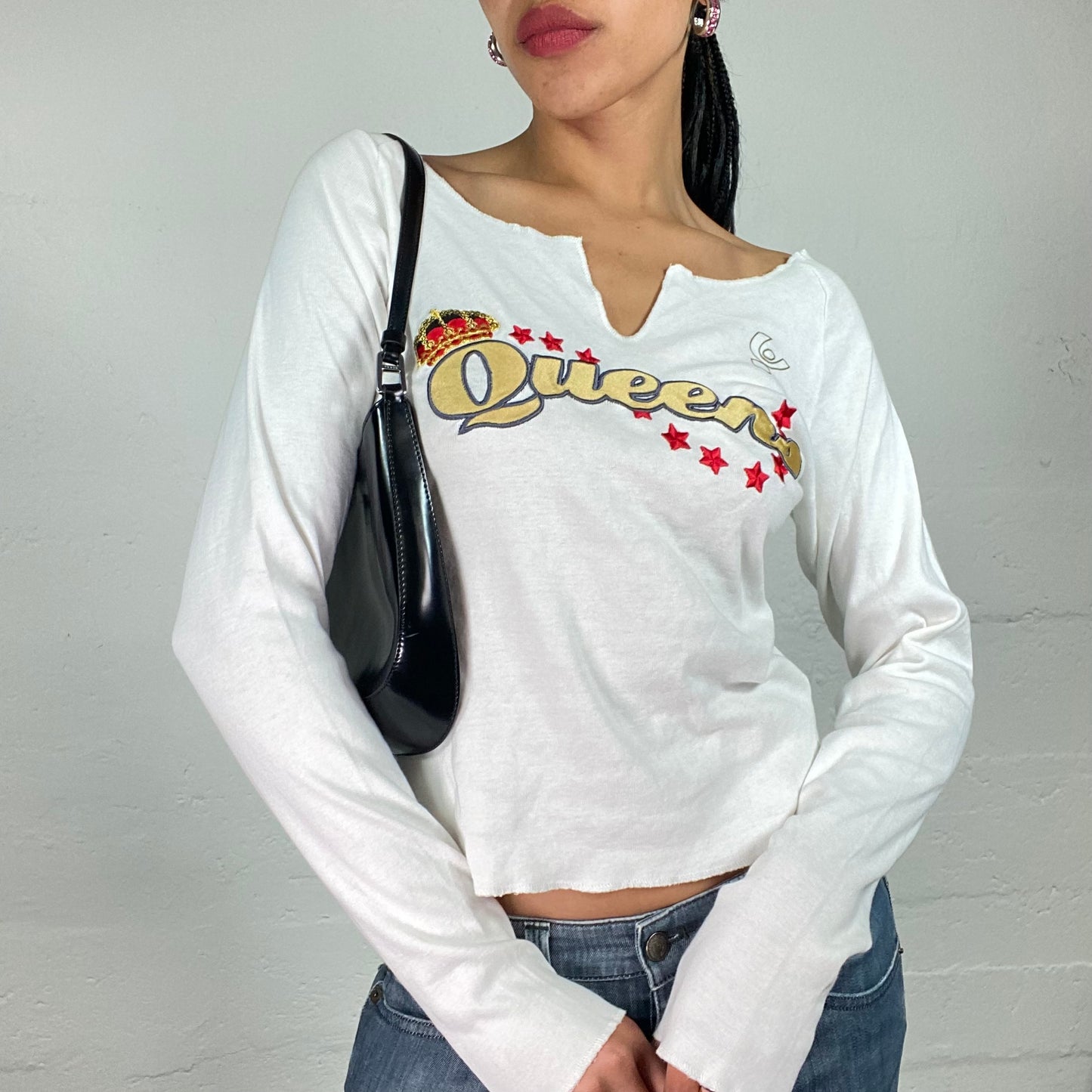 Vintage 2000's Downtown Girl White Longsleeve Boat Cut Top with Golden Queens Print (L)