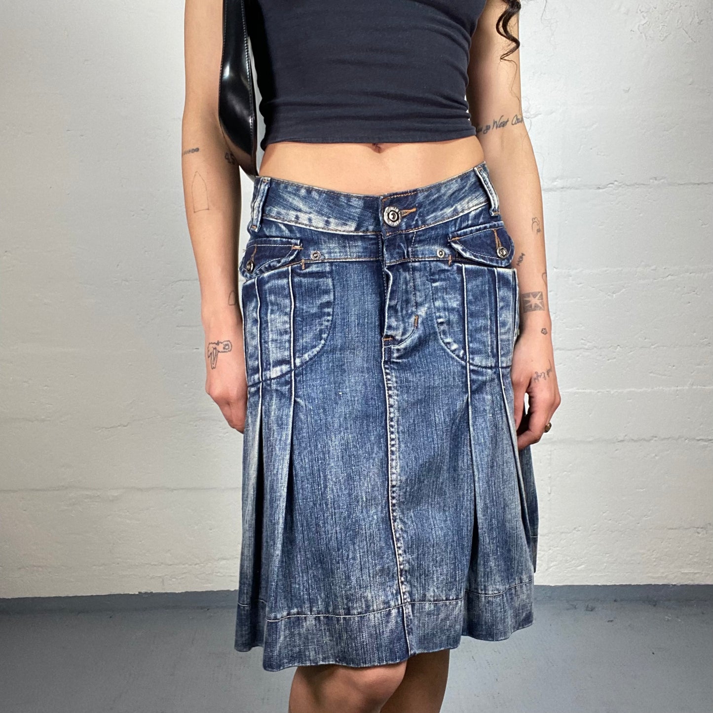 Vintage 2000's Downtown Girl Low Waisted Blue Denim Washed Out Pleated Midi Skirt (M)