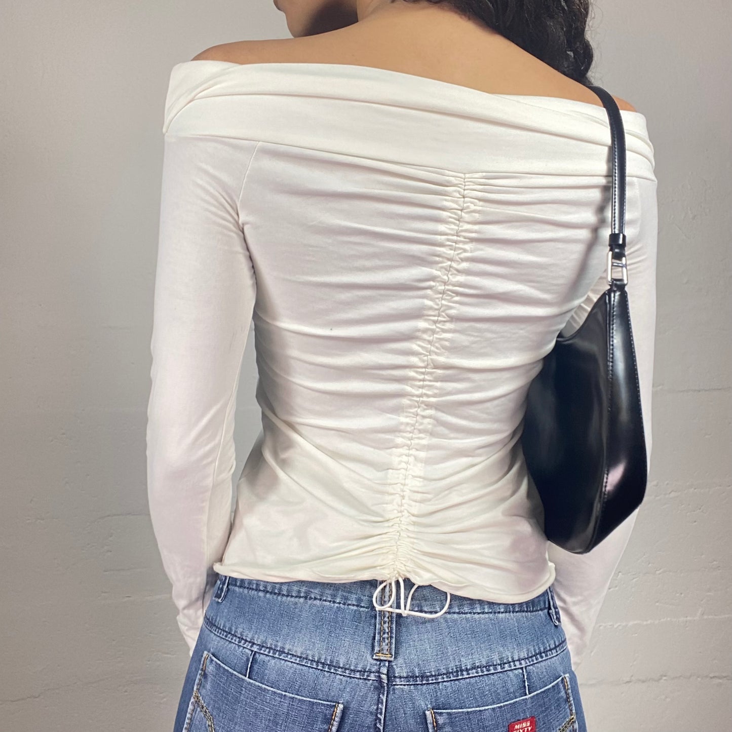 Vintage 2000's Casual White Off Shoulders Muchacha Show Gold Print Longsleeve Top (L)