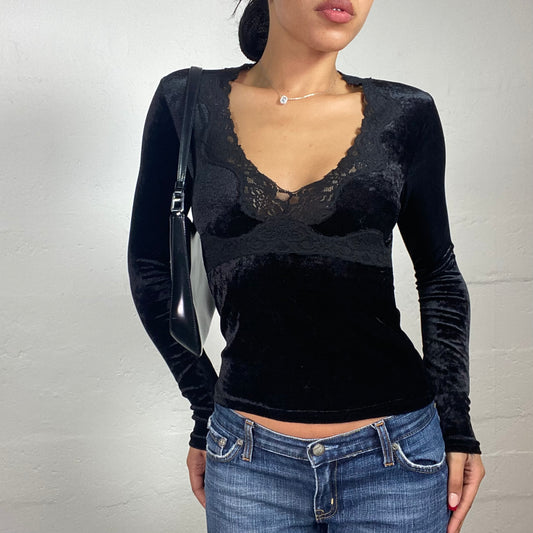 Vintage 2000's Vamp Girl Black Velour Longsleeve Top with Black Lace Decorations (S)