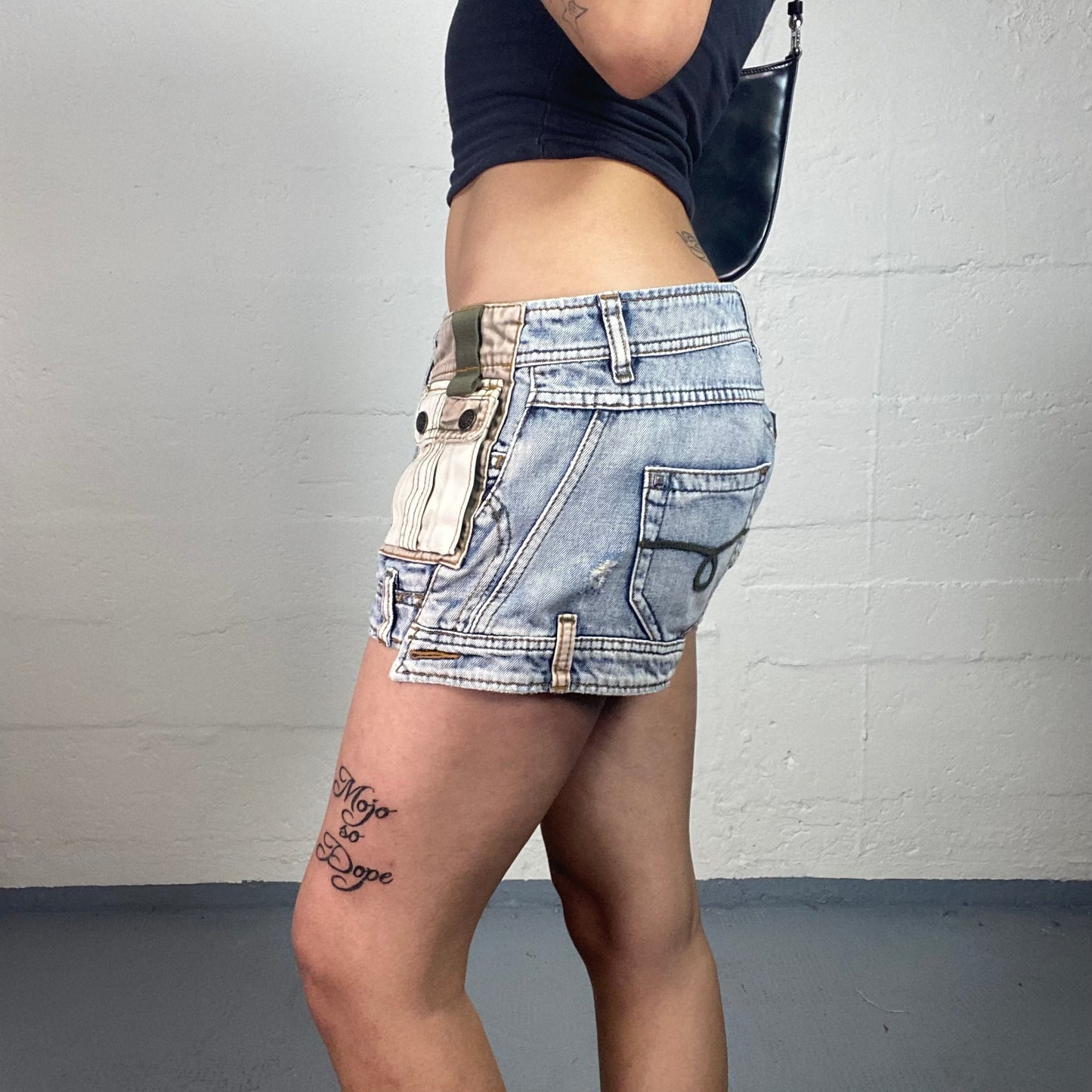 Vintage 2000's Downtown Girl Summer Light Washed Denim Mini Shorts with Multiple Pockets (M/L)