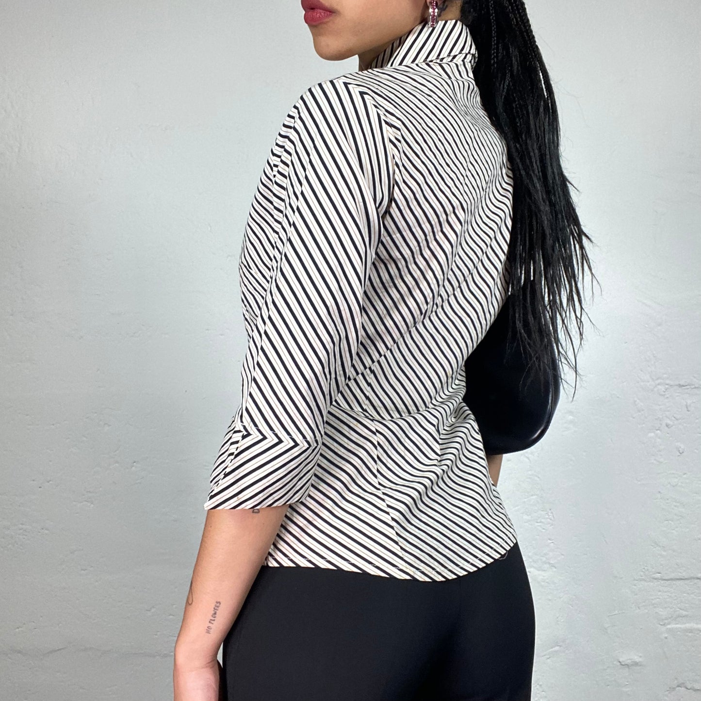 Vintage 2000's Office Girl White and Black Striped Zip Up Collared 2/4 Sleeve Shirt (XL)