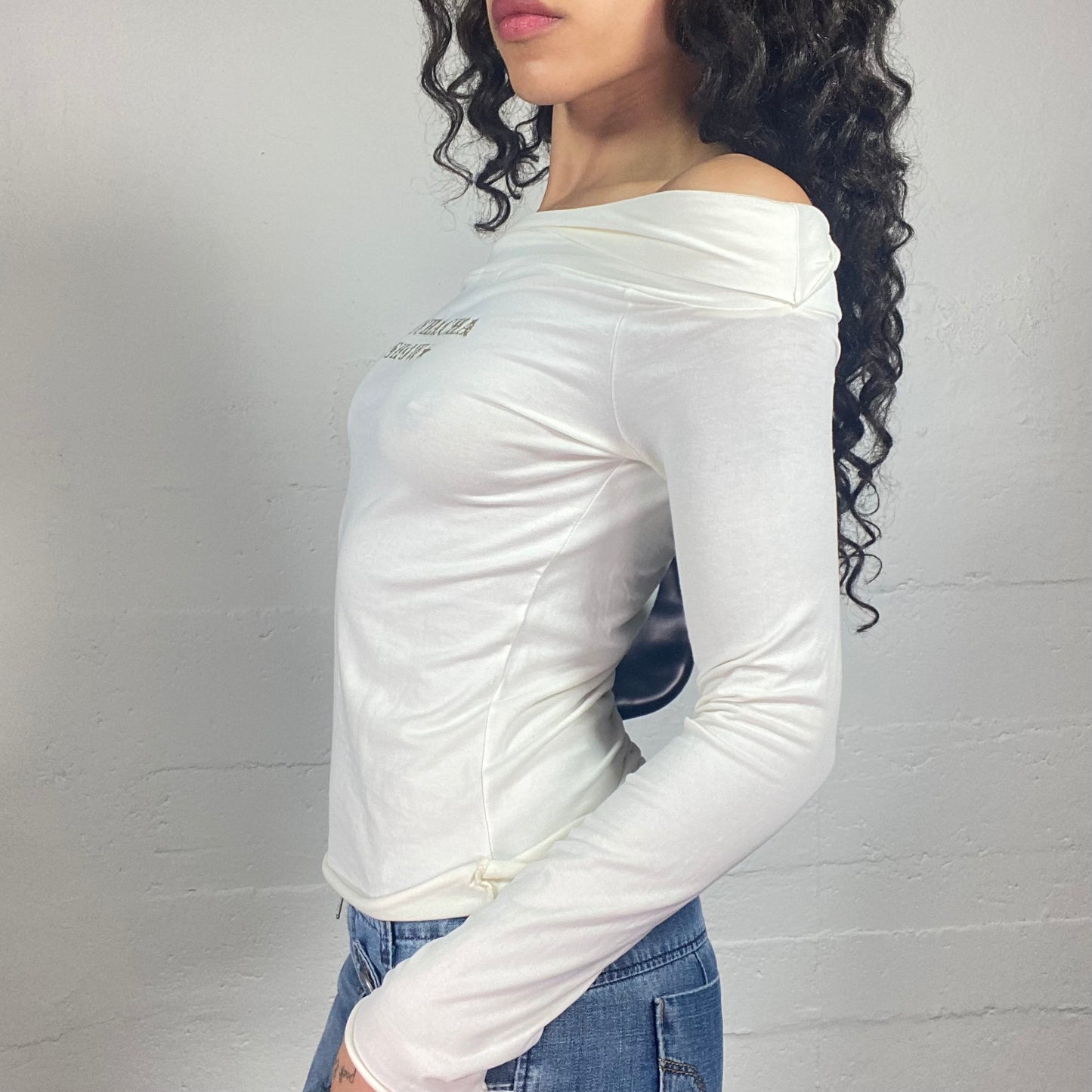 Vintage 2000's Casual White Off Shoulders Muchacha Show Gold Print Longsleeve Top (L)