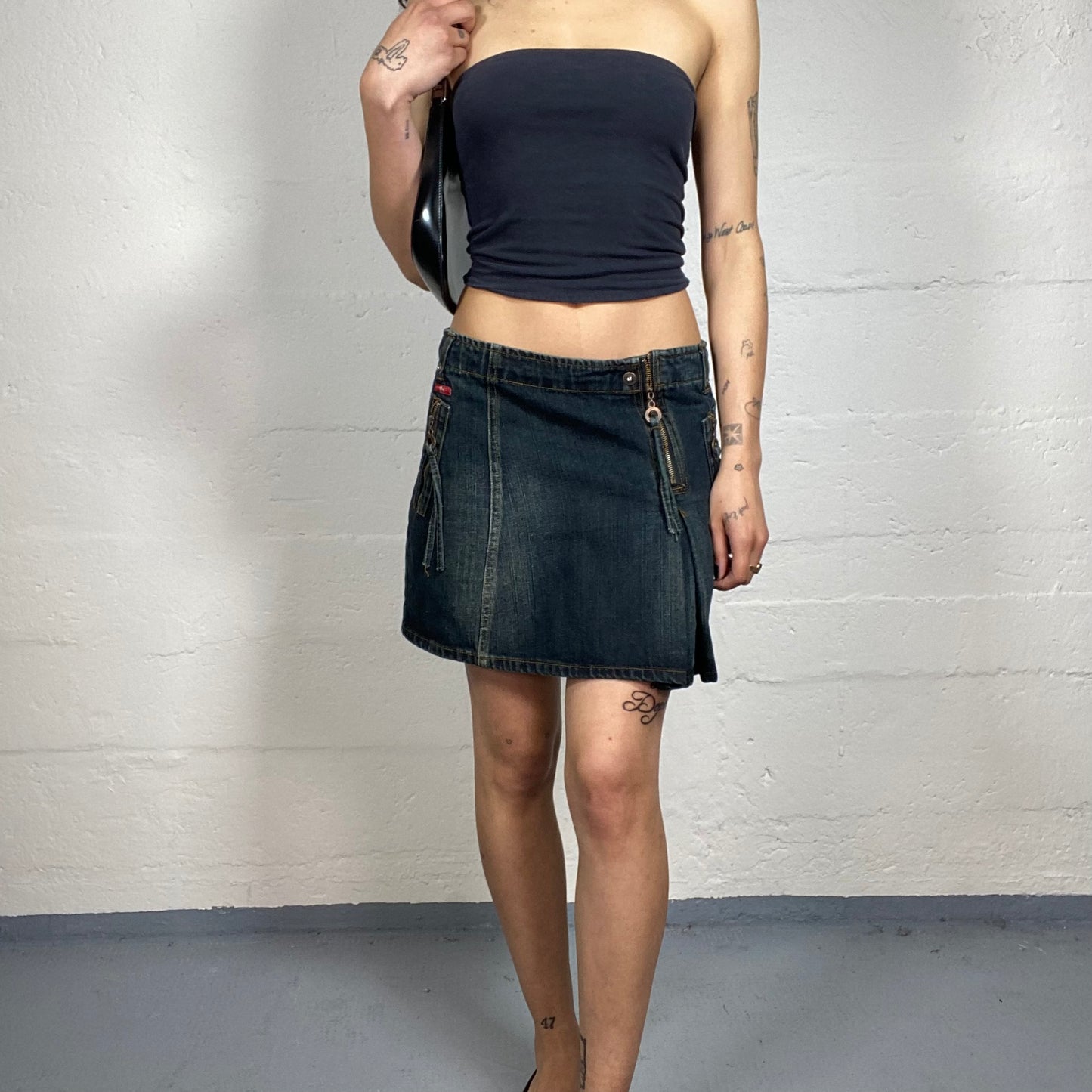 Vintage 2000's Casual Dark Denim Mini Skirt with Side Zippers (M)