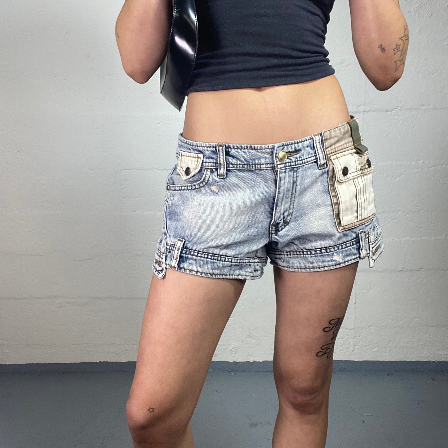 Vintage 2000's Downtown Girl Summer Light Washed Denim Mini Shorts with Multiple Pockets (M/L)