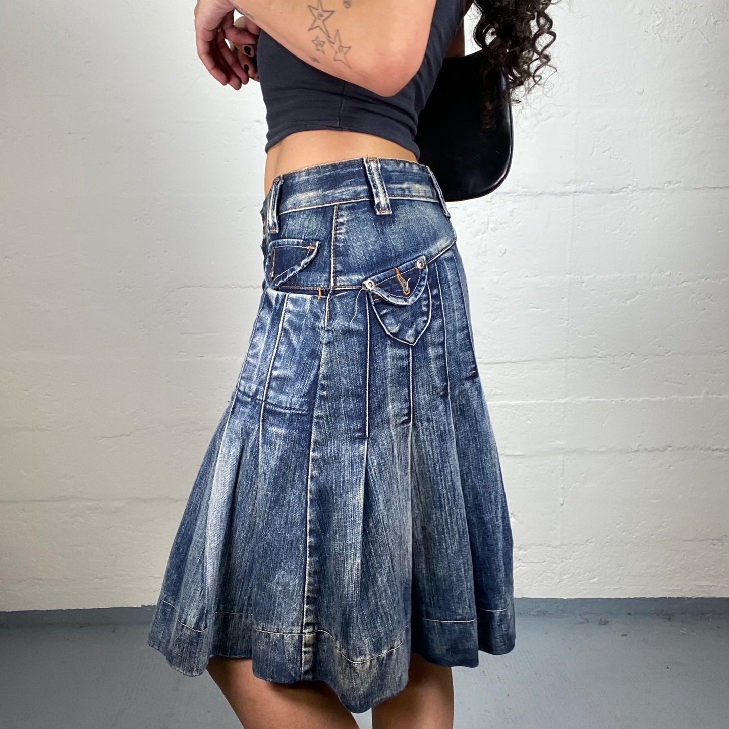 Vintage 2000's Downtown Girl Low Waisted Blue Denim Washed Out Pleated Midi Skirt (M)