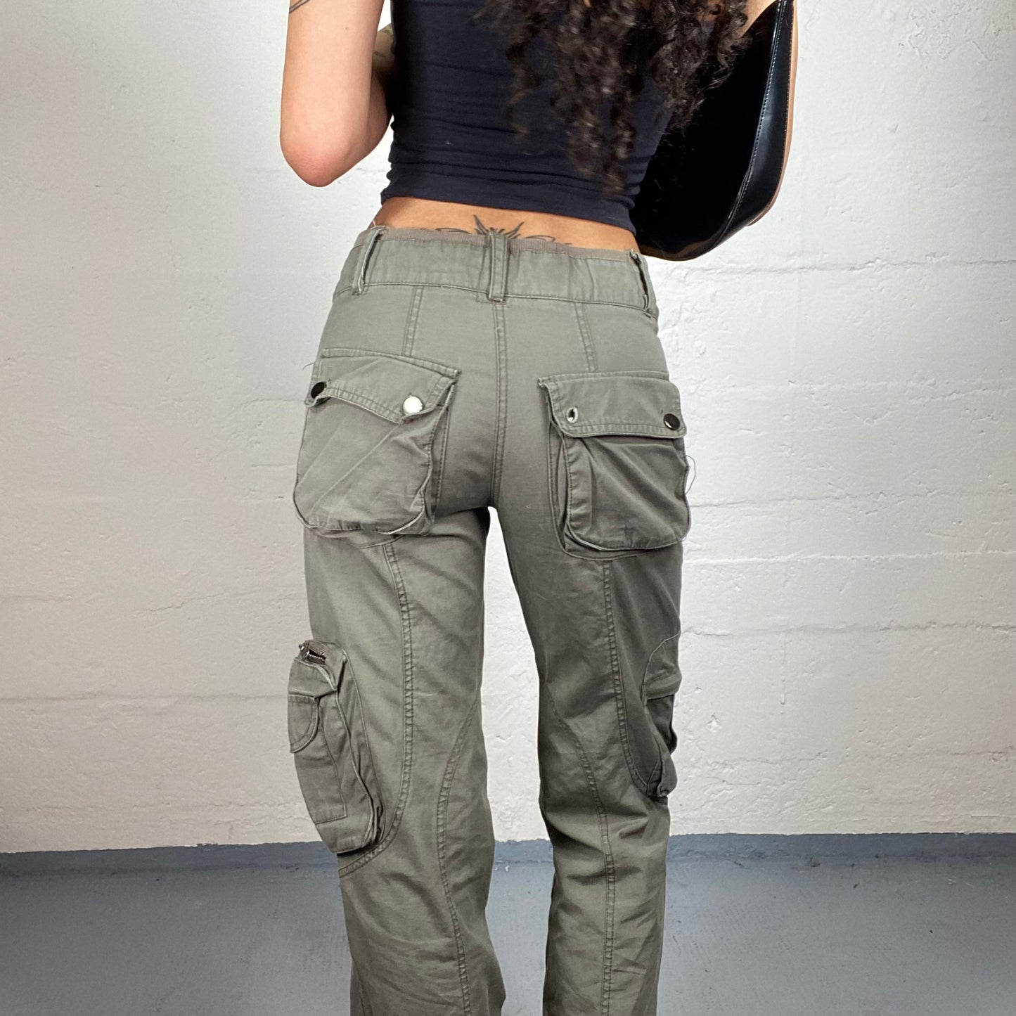 Vintage 2000's Skater Girl Khaki Straight Cut Cargo Pants with Multiple Pockets (L)