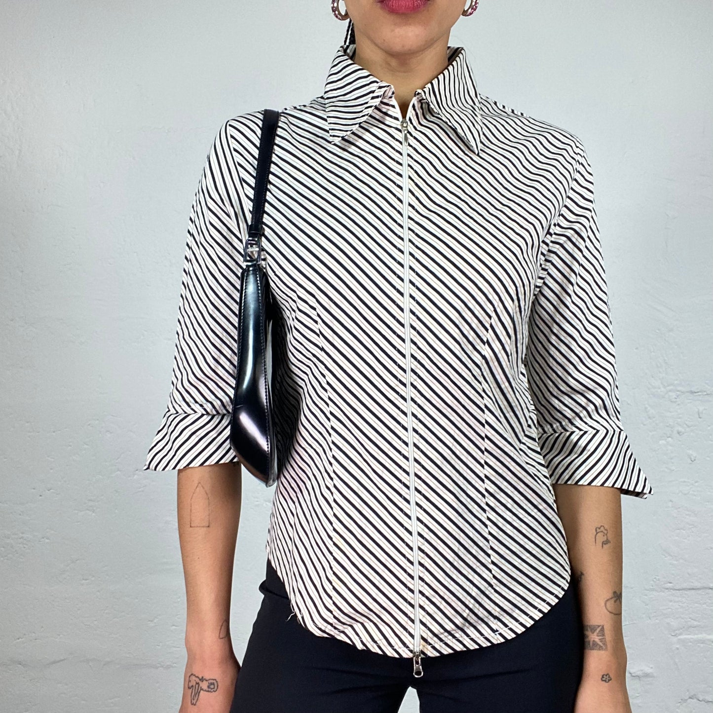 Vintage 2000's Office Girl White and Black Striped Zip Up Collared 2/4 Sleeve Shirt (XL)