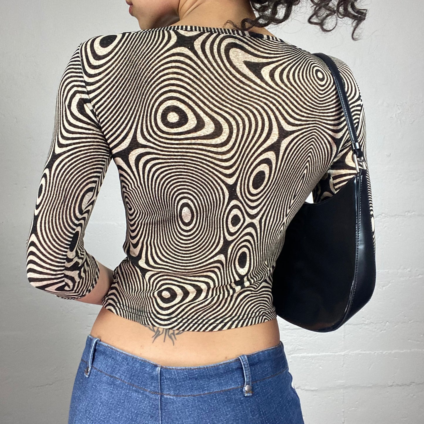 Vintage 2000's Downtown Girl Beige and Black Futuristic Print 3/4 Sleeve Cropped Top (S)