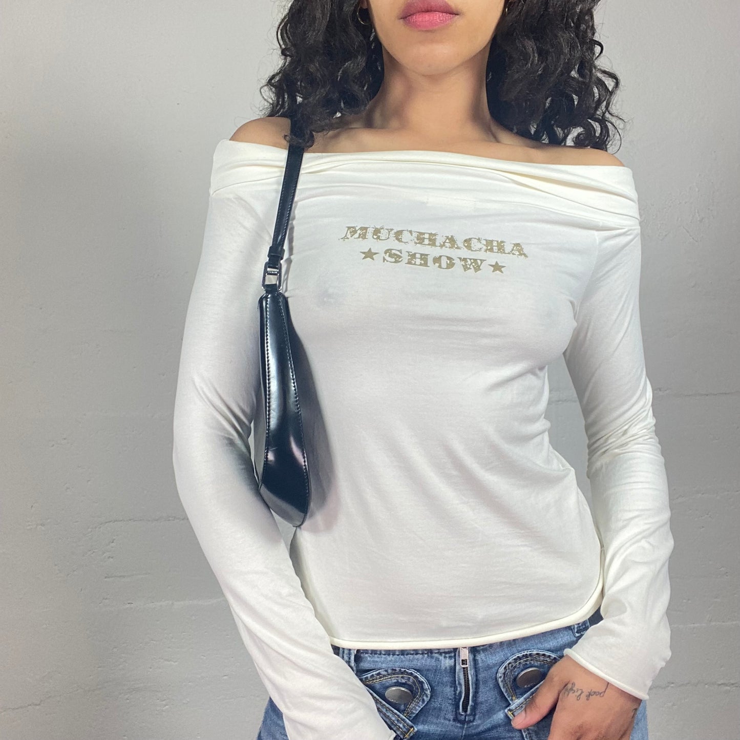Vintage 2000's Casual White Off Shoulders Muchacha Show Gold Print Longsleeve Top (L)