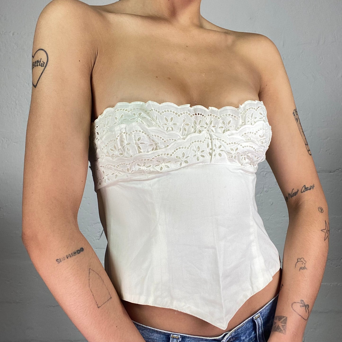 Vintage 2000's Coquette White Cropped Corset Top with Lace Bra Details (M)