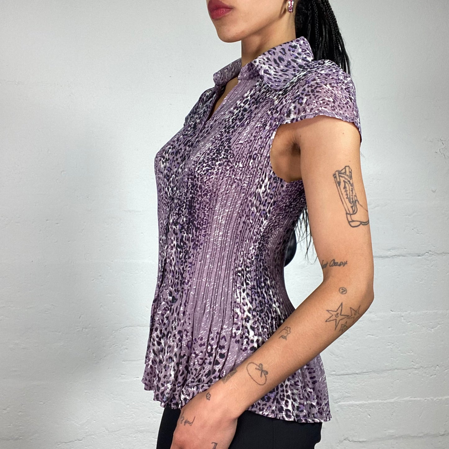 Vintage 2000's Glam Purple Pleated Leo Print Button Up Short Sleeved Shirt (M)