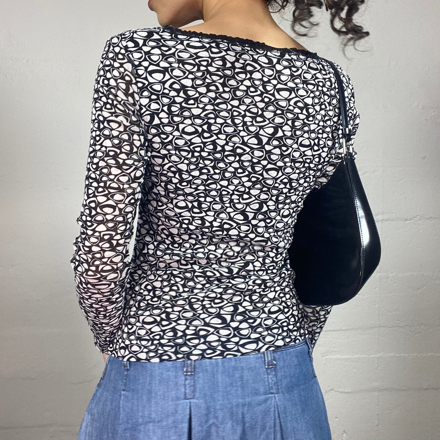 Vintage 2000's Coquette Black and White Printed Longsleeve V-Neck Top with Black Lace Trim (S/M)