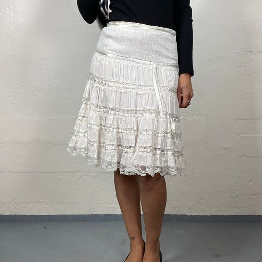 Vintage 2000's Coquette White Ruffled Knee Length Skirt with Lace Decorations (S)