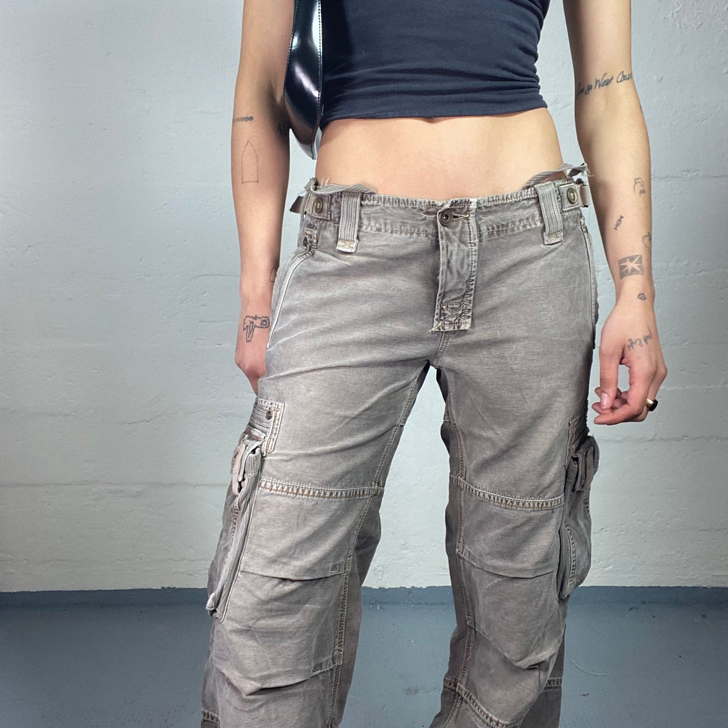 Vintage 2000's Biker Style Beige Low Waisted Cargo Pants with Multiple Pockets (M)