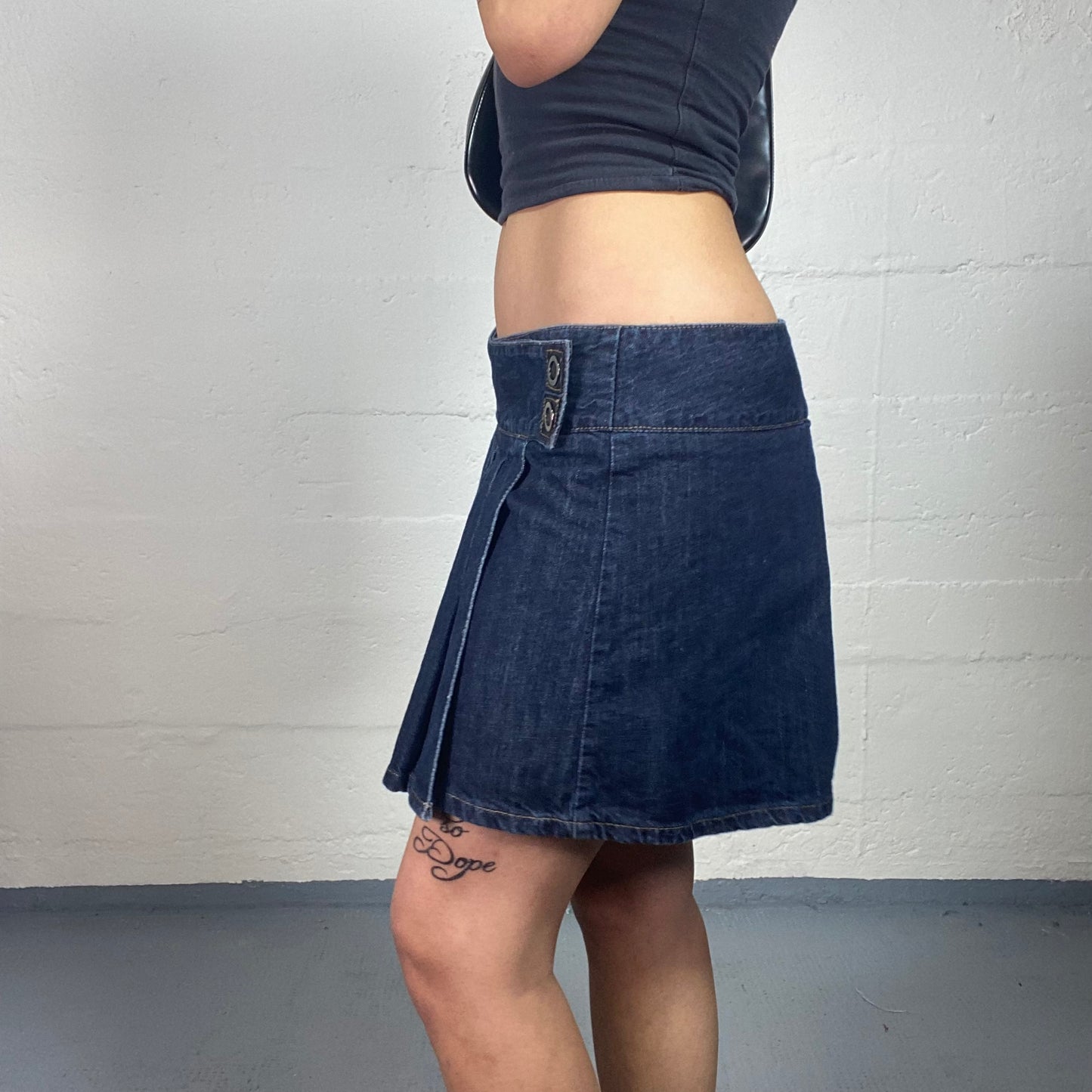 Vintage 2000's Downtown Girl Dark Denim Side Closing Wrapping Pleated Skirt (M)