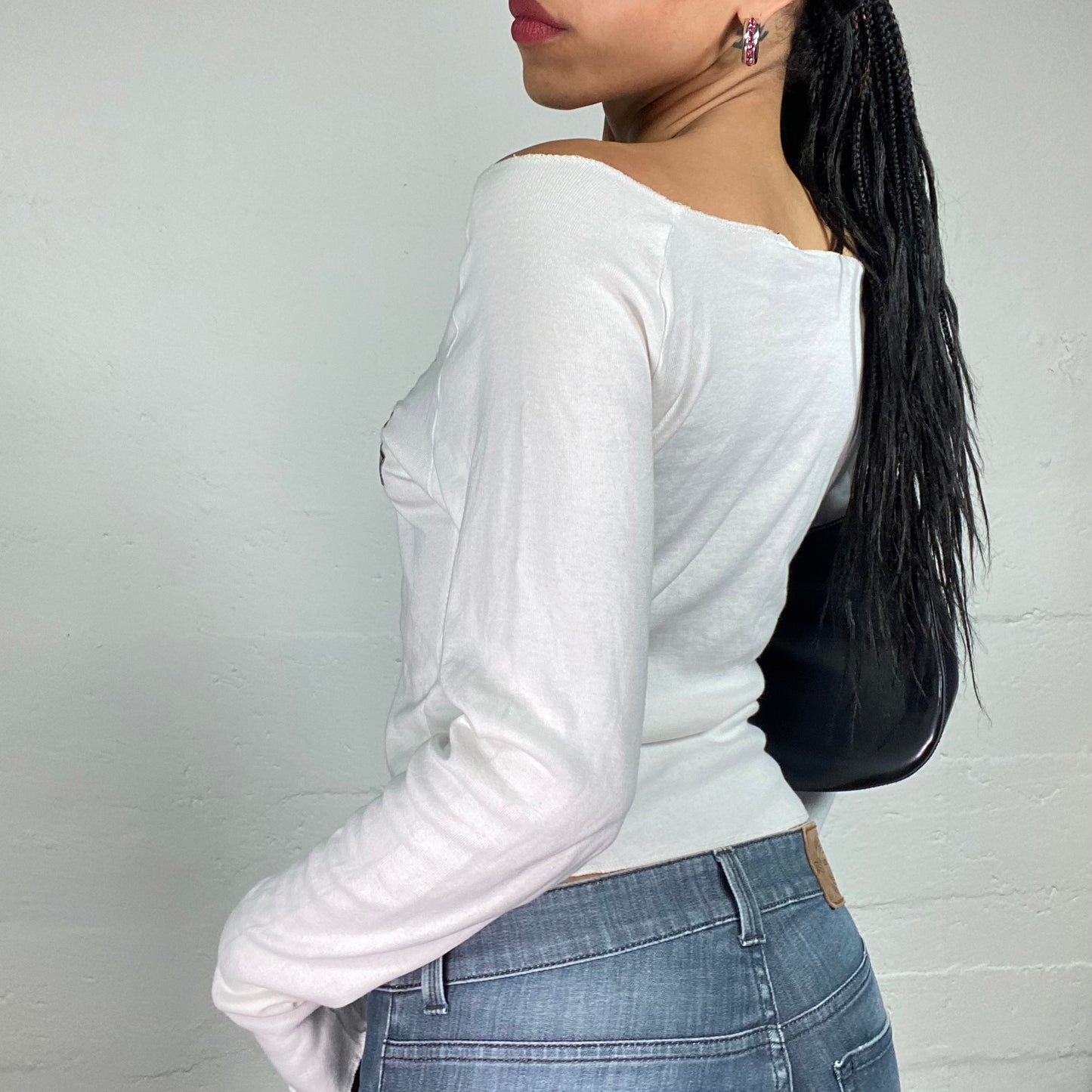 Vintage 2000's Downtown Girl White Longsleeve Boat Cut Top with Golden Queens Print (L)