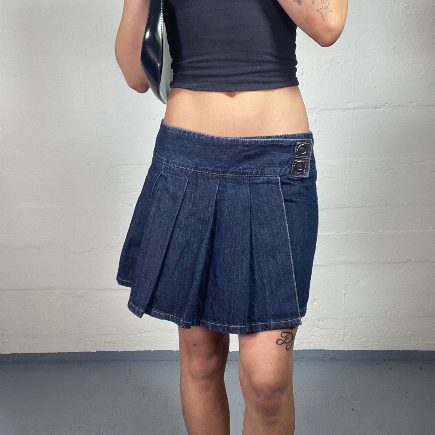 Vintage 2000's Downtown Girl Dark Denim Side Closing Wrapping Pleated Skirt (M)