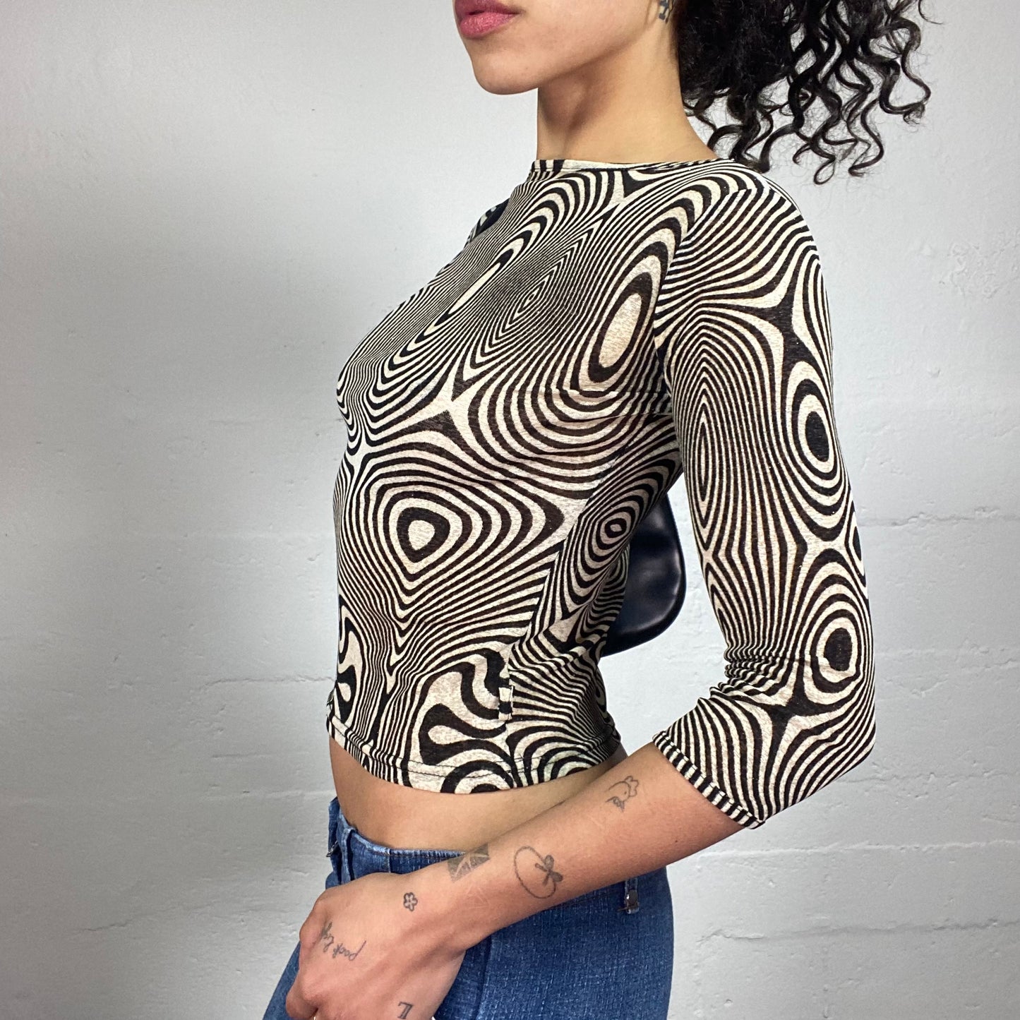 Vintage 2000's Downtown Girl Beige and Black Futuristic Print 3/4 Sleeve Cropped Top (S)