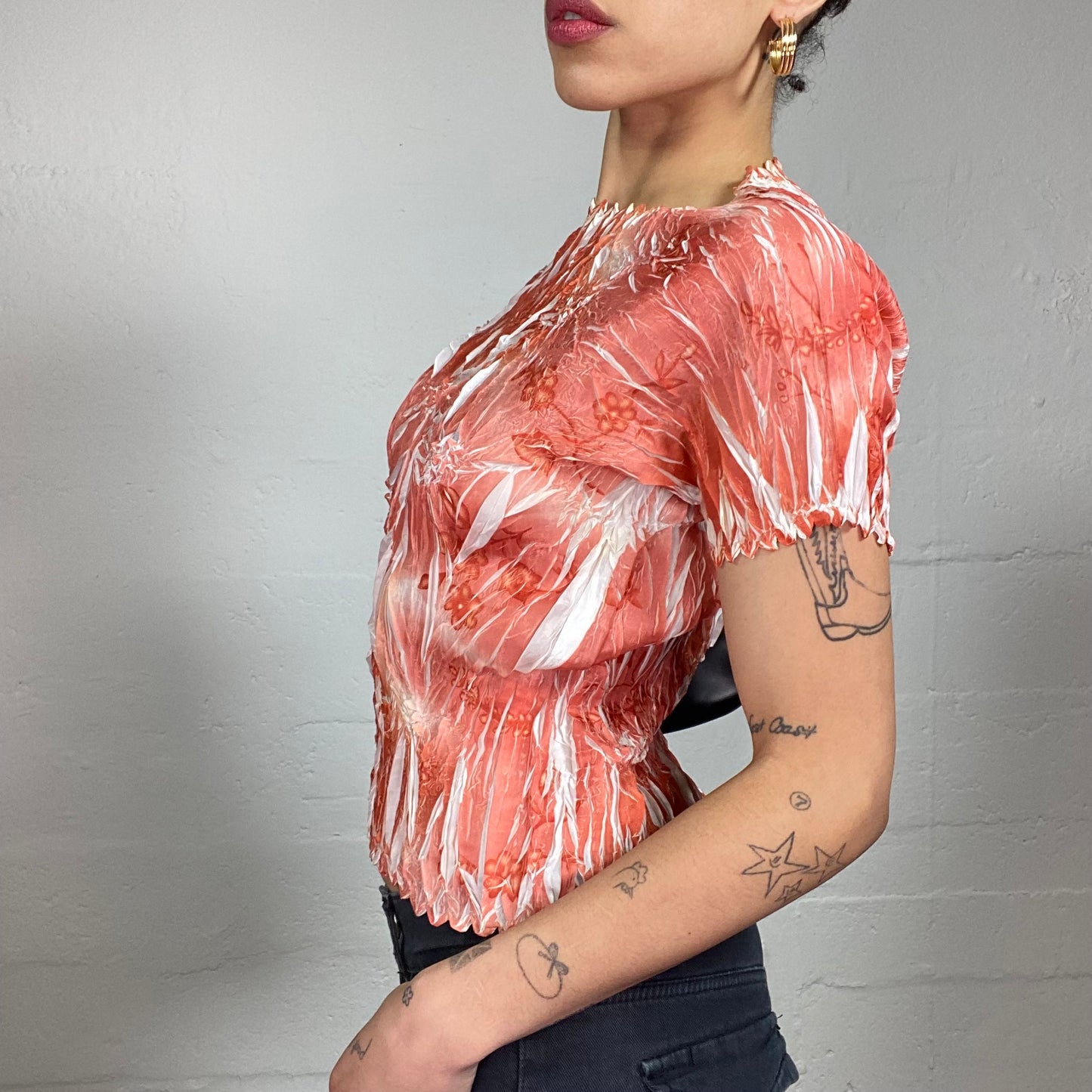Vintage 2000's Downtown Girl Silky White and Red Textured Shirt (S)