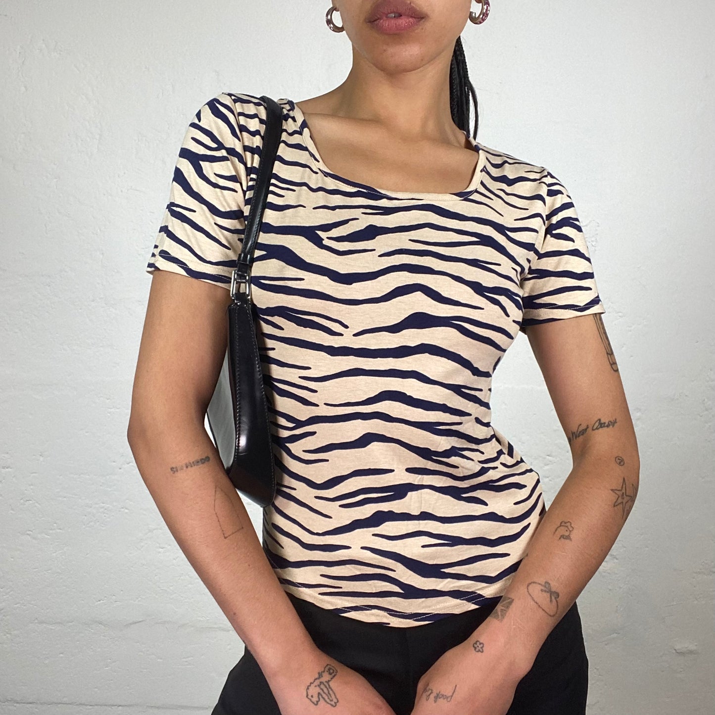 Vintage 2000’s Downtown Girl Light Beige Baby Tee with Black Tiger Print (S)
