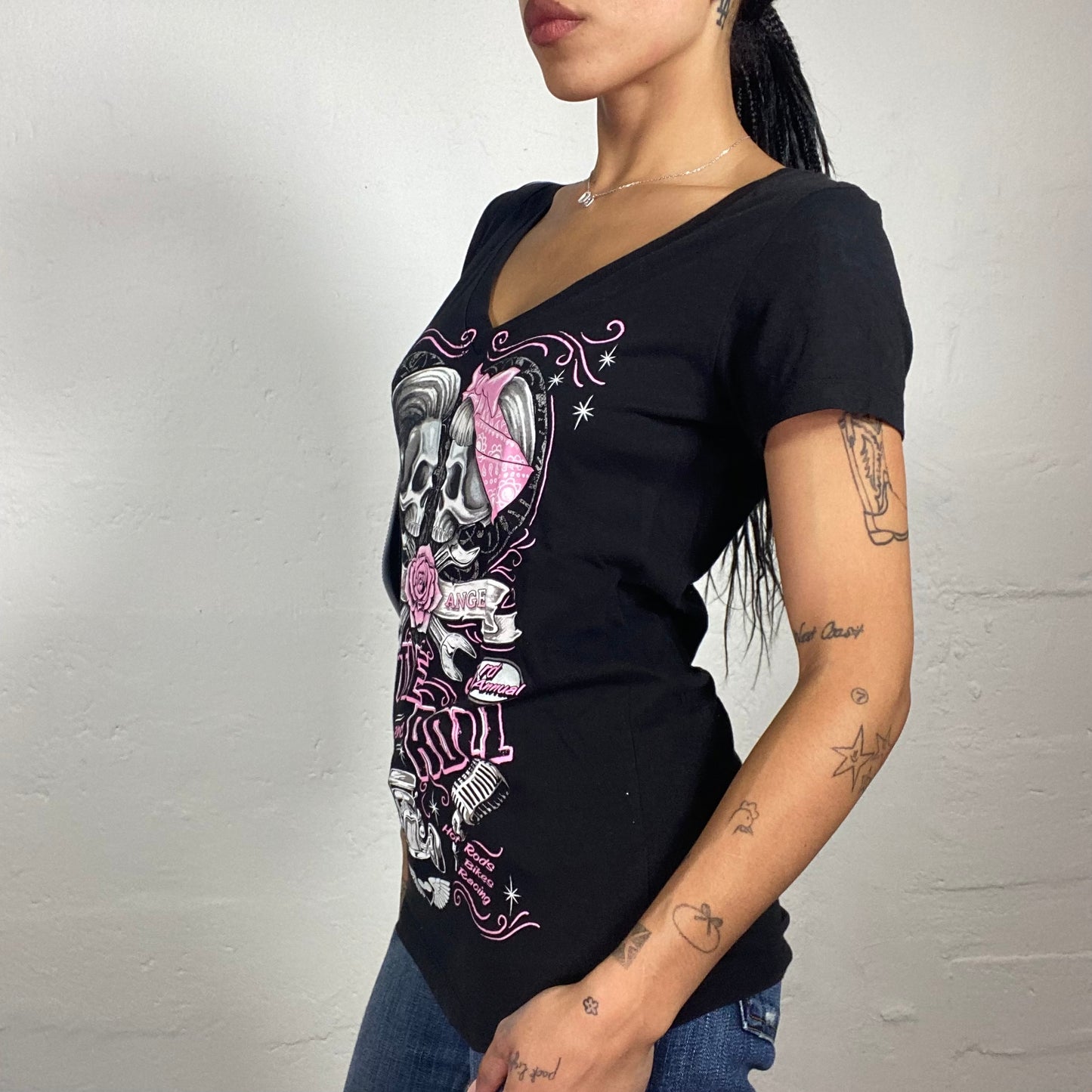 Vintage 2000's Grunge Black V-Cut Tee with Pink Toned Rattle Roll Print (L)